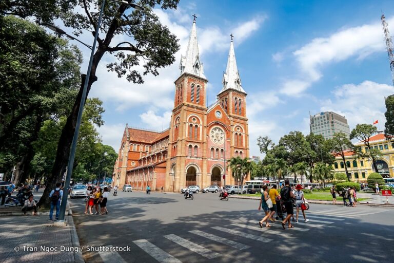 Giờ lễ nhà thờ chánh tòa Đức Bà Sài Gòn (Saigon Notre Dame Cathedral) (Q. 1)