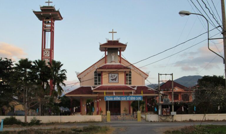 Giờ lễ Nhà Thờ Bình Cang (TP. Nha Trang)