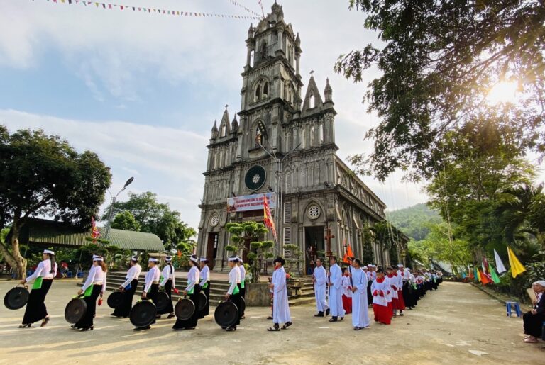 Giờ lễ Nhà Thờ Mường Riệc (H. Lạc Sơn)