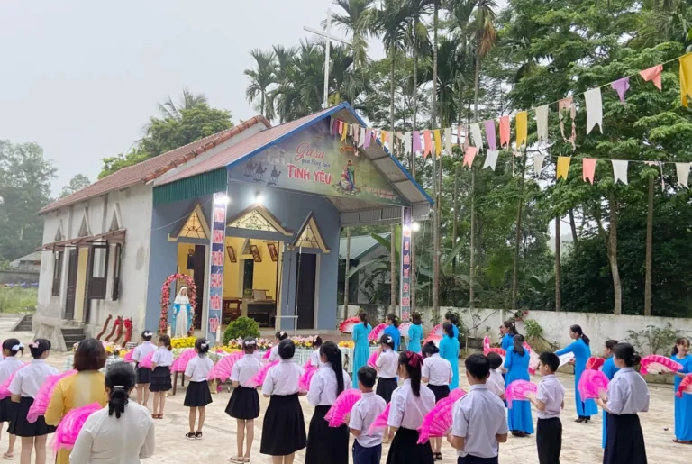 Giờ lễ Nhà Thờ Vụ Bản (H. Lạc Sơn) Giờ lễ Nhà Thờ Vụ Bản (H. Lạc Sơn)