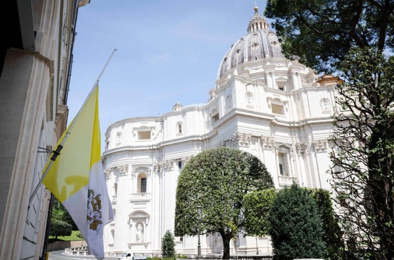 Đức Thánh Cha Phanxicô qua đời do đột quỵ não và suy tim không hồi phục