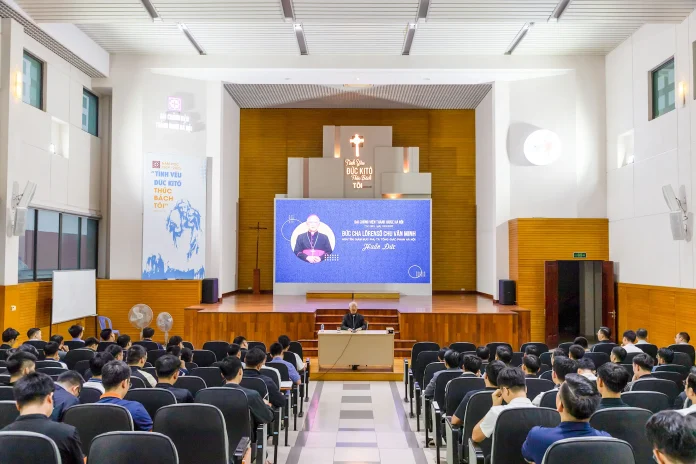 Đức cha Lô-ren-xô huấn đức tại Đại Chủng viện