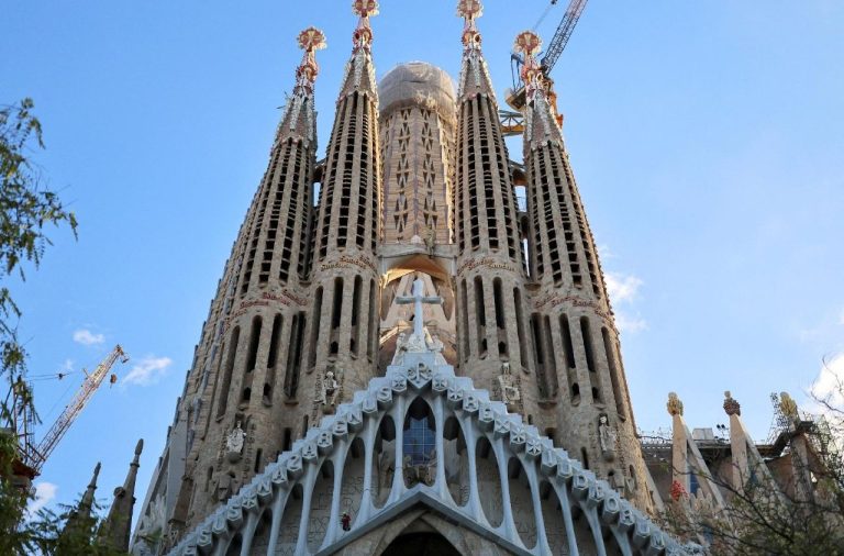 Kiến trúc sư Antoni Gaudí, nhà thiết kế Đền thánh Sagrada Familia ở Barcelona, được tôn là “Đấng Đáng kính”