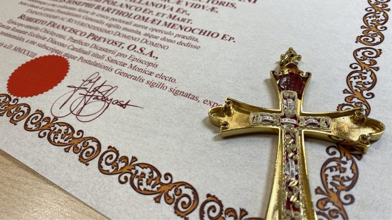 Thánh Giá của Đức Lêô XIV có thánh tích của hai Thánh Augustinô và Monica