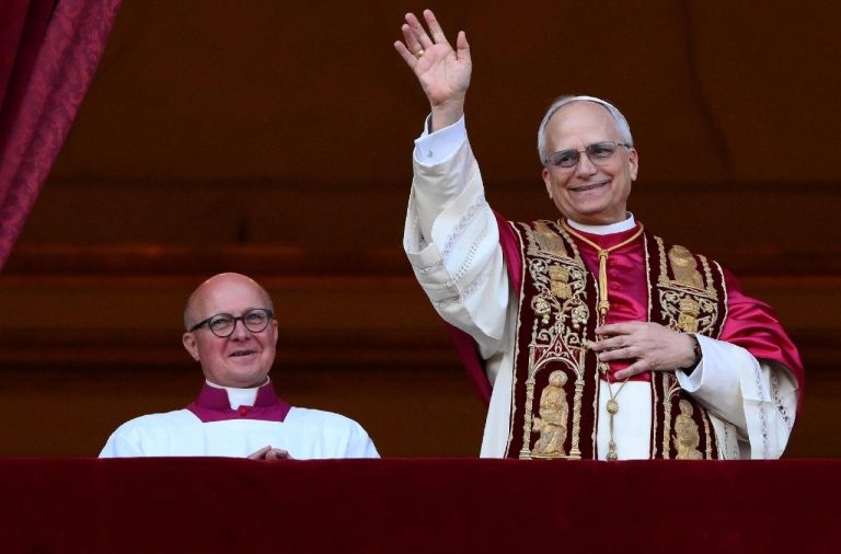 Từ khói trắng đến “Habemus Papam”